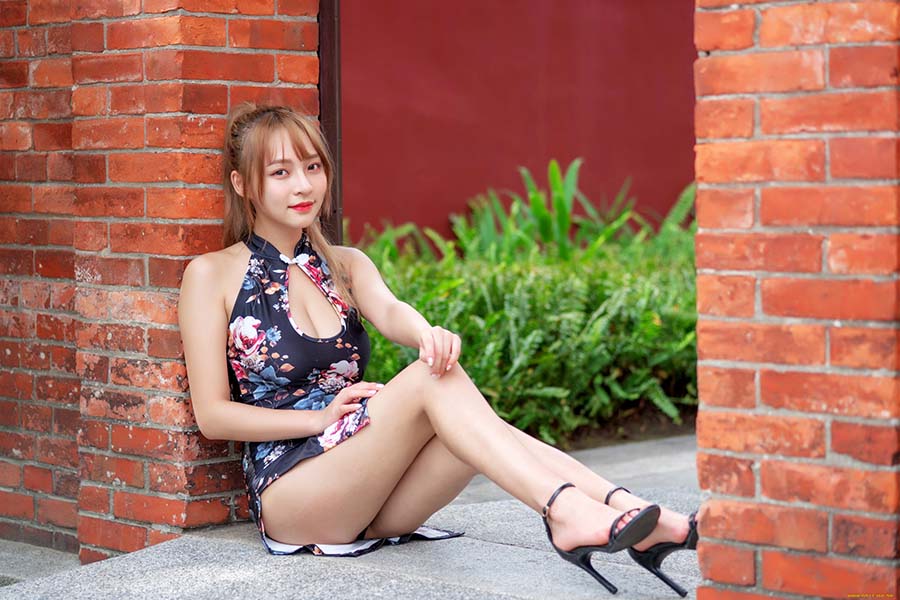 Girls in short dresses in Hanzhong