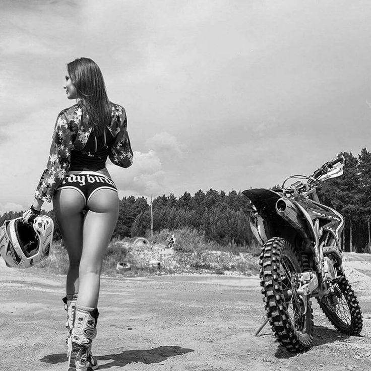 Beautiful girls and motorcycles in Hanzhong