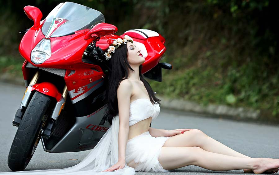 Beautiful girls and motorcycles in Hanzhong