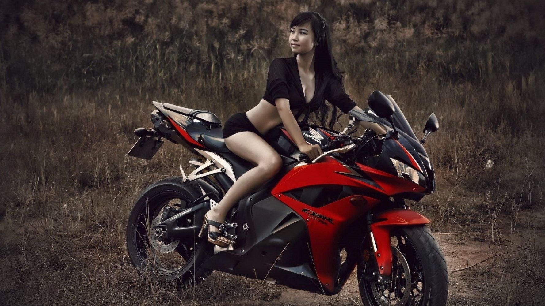 Fitness girls and bikes in Hanzhong