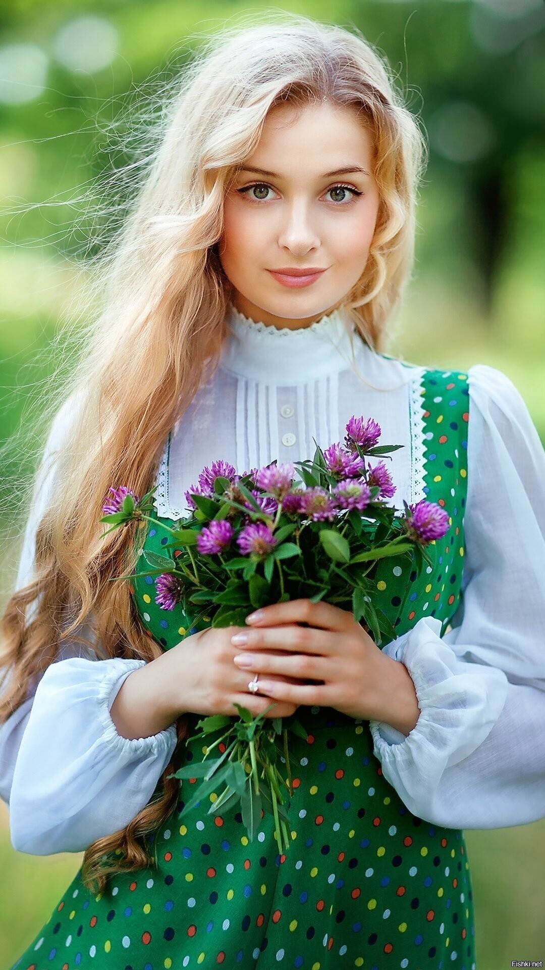 Girls in Slavic costumes in Hanzhong